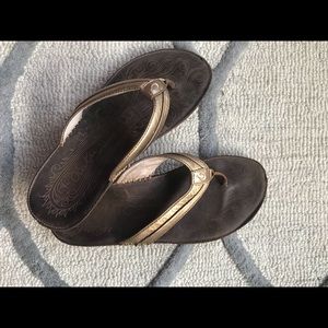 Bronze leather OluKai slippers